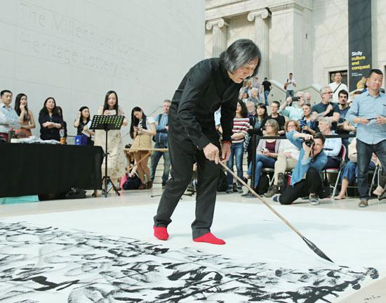 2016年5月6日，王冬龄在大英博物馆用乱书创作高3.67米、宽5.76米的《心经》全文。（图片来源：欧洲时报记者侯清源 摄）
